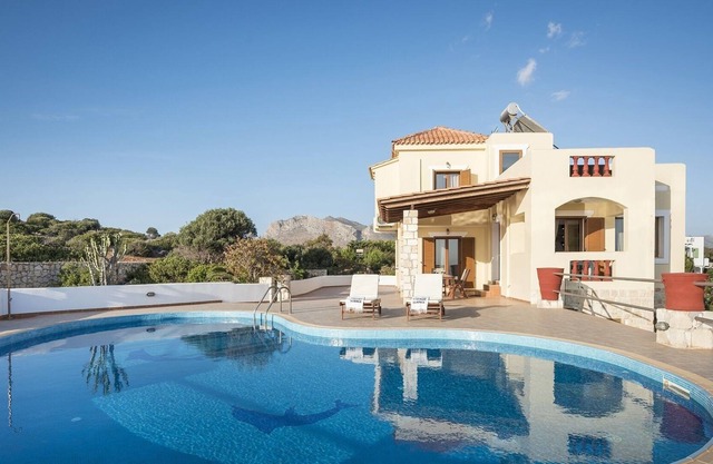Family Friendly Property with Private Pool & Sea views, only 1 km to the Beach!