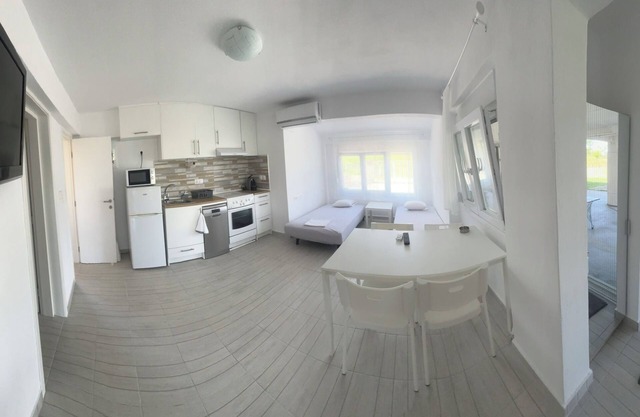 Family friendly quiet apartment with garden, near the sea