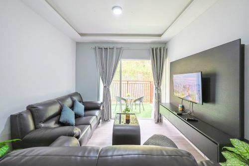 Family-Friendly Retreat 3BR & 3BA Near Attractions Clover Home G23A