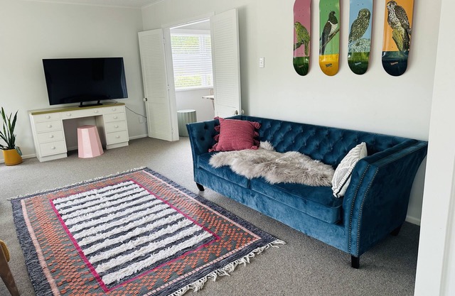 Family friendly retreat - 1 min walk to redwoods, large back lawn and sunny deck