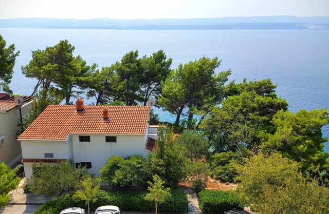 Family-friendly sea front beach house sleeps 4-5 in Medići, Omiš, Split Riviera