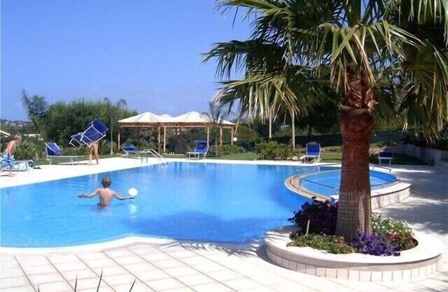 Family friendly Self Catering House With Stunning Sea Views. 5mins from beach.