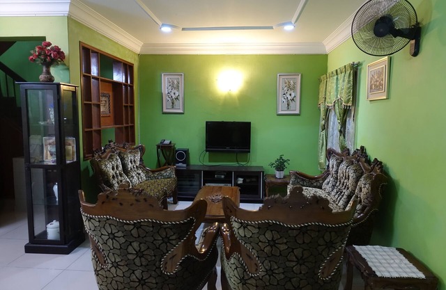Family-friendly semi detached 2.5 storey vacation home