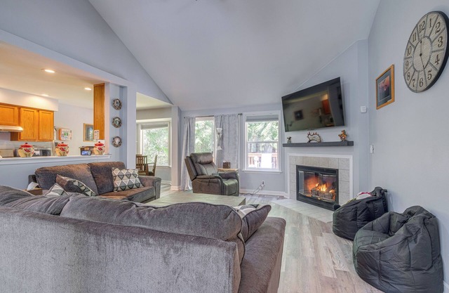 Family-Friendly Silverdale Home w/Private Deck!