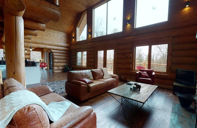 Family friendly Spacious Log Chalet with a clear Tremblant view