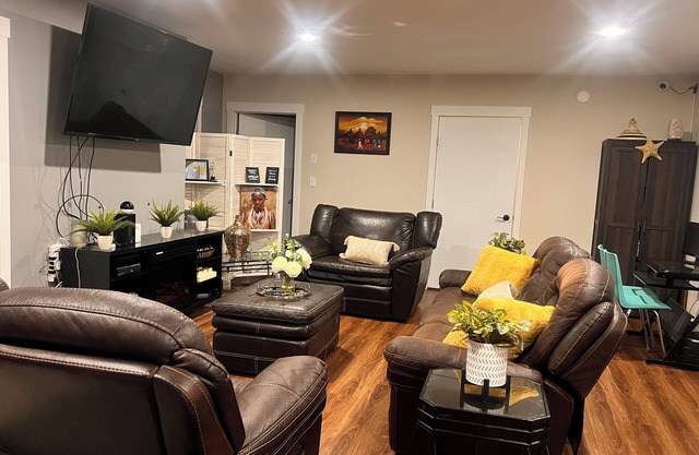Family friendly Spacious 4-bedroom house in enchanting Yellowknife with WiFi