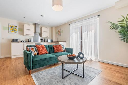 Family Friendly Spacious 3-Bed Ground Floor Apartment in Central Location, Free Wi-Fi, Sleeps 7