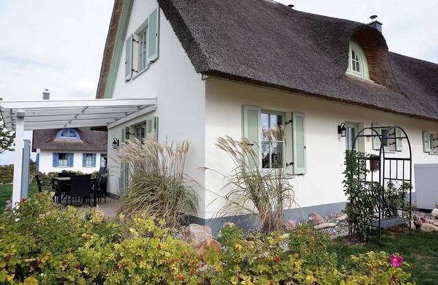Family friendly thatched cottage with 2 bedrooms, fireplace, trampoline & football goal