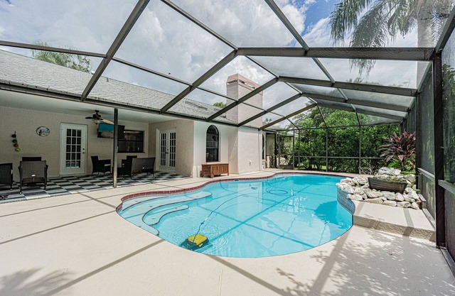 Family friendly pool home/3 bed 2 bath/pet friendly/near Beaches and Tampa