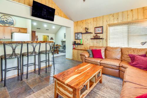 Family-Friendly Hideaway Cabin in Lakeside!