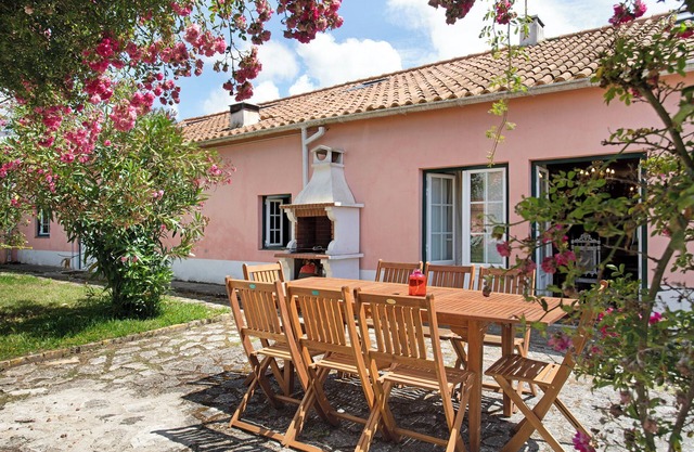 Family-Friendly Vacation Home 'Casa Alfeizerão' with Garden & Wi-Fi