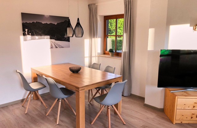 Family-friendly vacation apartment with large garden and mountain views