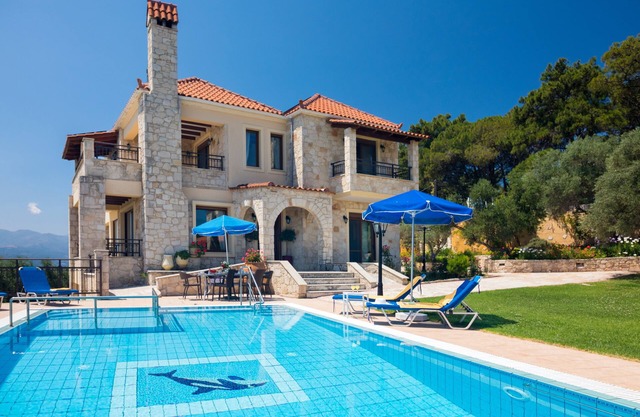 Family Friendly Villa Hermes w/Private Pool, Billiard Pool table, Ping Pong BBQ