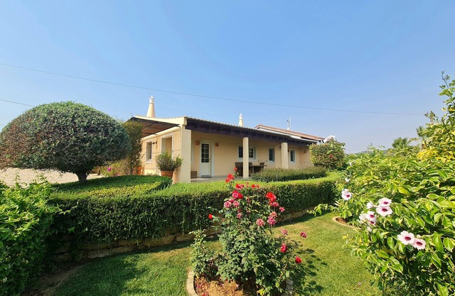 Family-friendly villa with XXL pool, 10 km to the beaches, air condition, WiFi