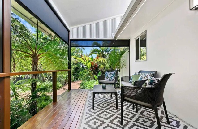Family Friendly Walk to Beach Tropical Retreat + BBQ Deck