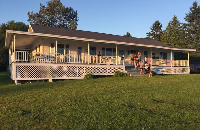 Family-Friendly Willoughby Lake Cottage