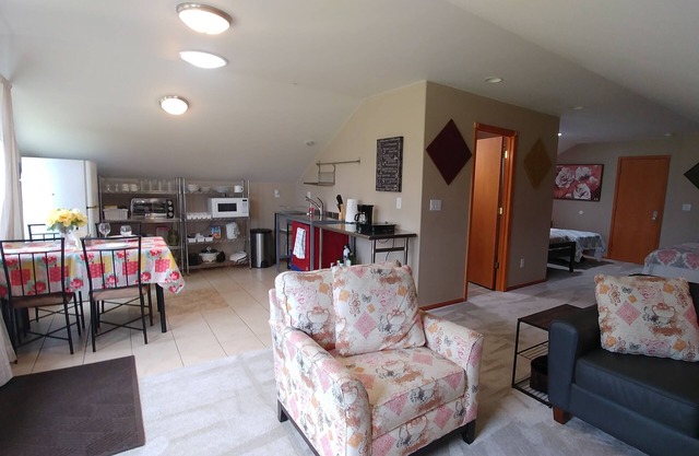 Family friendly & work travel friendly Studio