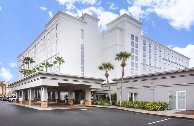 Family & Friends Escape! 2 Spacious Rooms w/Living Room & 2 Double Beds, Pool
