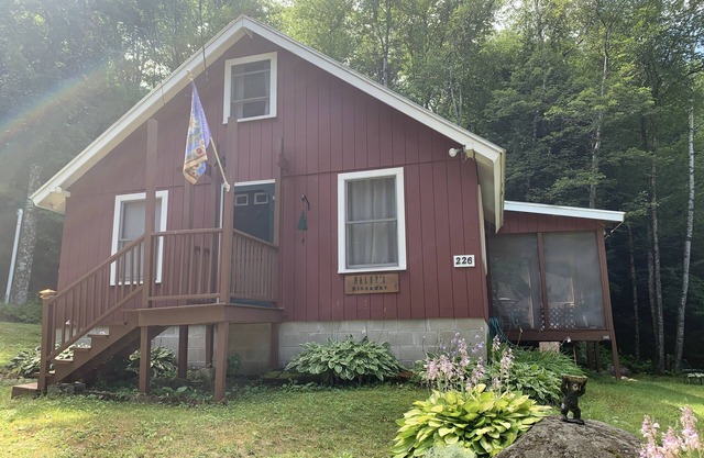 Family Fun Cabin near Franconia Notch & White Mountains. Pet Friendly.
