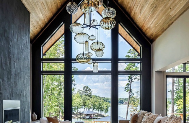 Family fun or a Corporate Retreat at Lake Jackson with pool and an amazing view