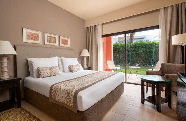 Family Fun, Poolside Lounging & Beachfront Calm l Breakfast Included