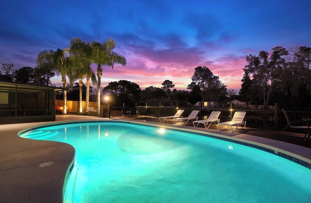 ~Family Funhouse Sleeps 12 Heated Pool & Spa~