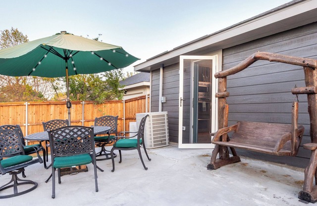 Family Game Room, XL Patio, 2 Kings & Secret Massage Nook– Group Getaway for 12