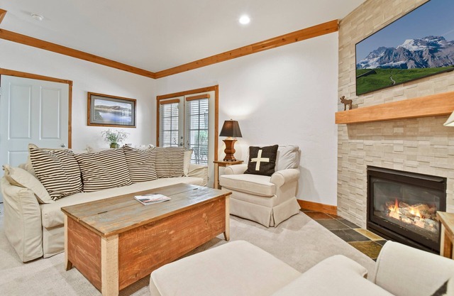 Family Getaway ,Pool, Tubing, Skiing, & Ice Castles Villa 1002