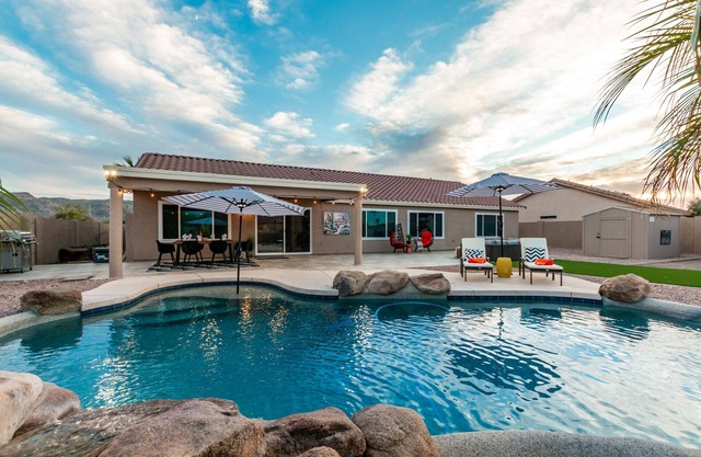 Family Getaway! Sleeps 12, Pool, Playground, Game Room