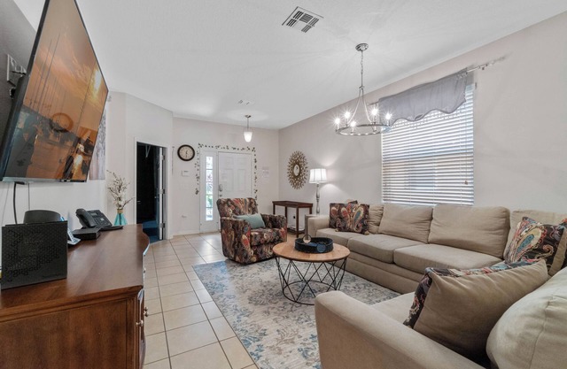 Family Getaway: Spacious 6BR with Jacuzzi & Theater