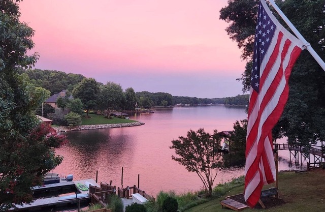 Family & Group Retreat with Hot Tub, Kayaks, Firepit & Game Room