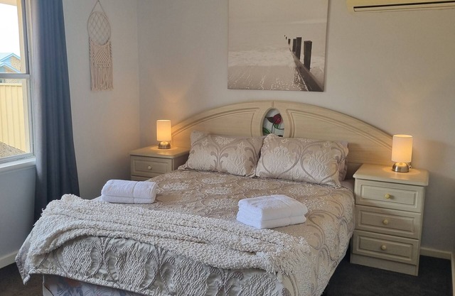 FAMILY HAVEN - Charming 3-bedroom house with AC and WiFi in peaceful Koongamia