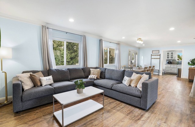 Family Haven: Sports court/Game Room/King Beds