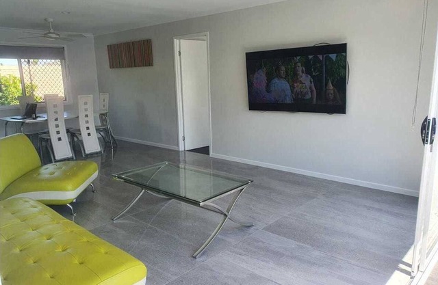 Family holiday home in peaceful Ashmore Gold Coast 4 beds 3 baths