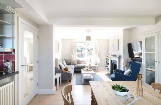 Family holiday home w/games room Sleeps 8 - Parking