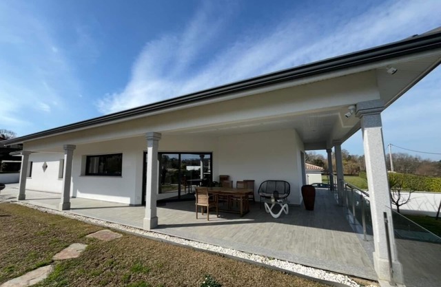 Family home with swimming pool. Near Bordeaux, St emilion, Arcachon