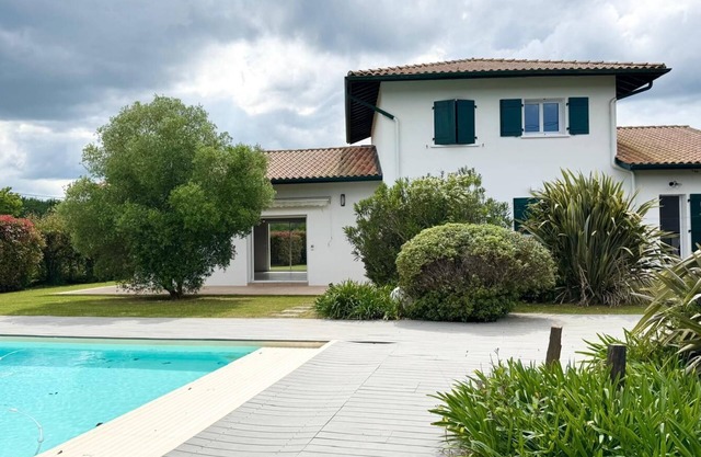 FAMILY HOME POOL HOUSE BETWEEN SEA AND MOUNTAINS