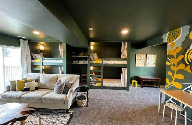 Family Home: Sleeps 12, Game Room, Hot Tub & Views