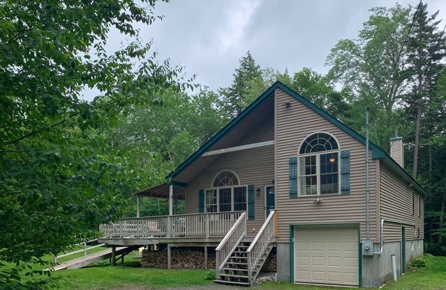 Family Home w/Great Yard, Fireplace, Kayaks, AC & WiFi - Near Skiing/Lakes