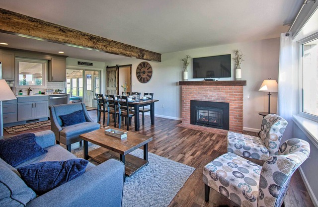 Family Home w/Sunroom & Hot Tub, 12mi to Lancaster