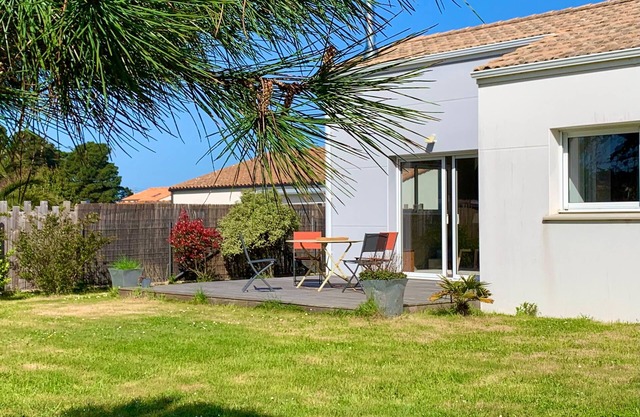 Family home with garden just a stone's throw from the ocean