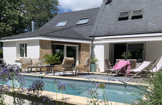 Family home with heated pool and Jacuzzi near the Golfe beaches