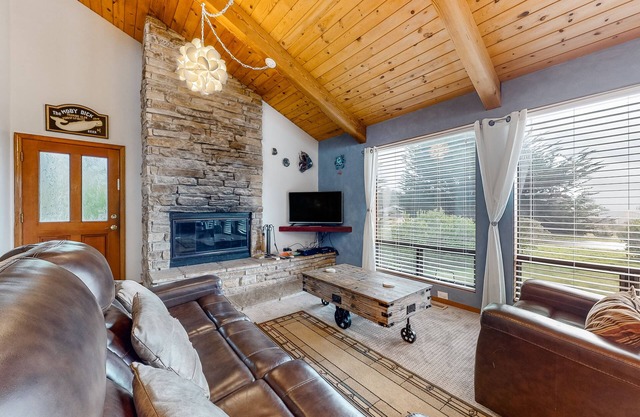 Family home with private hot tub, pool access & game room - dog-friendly