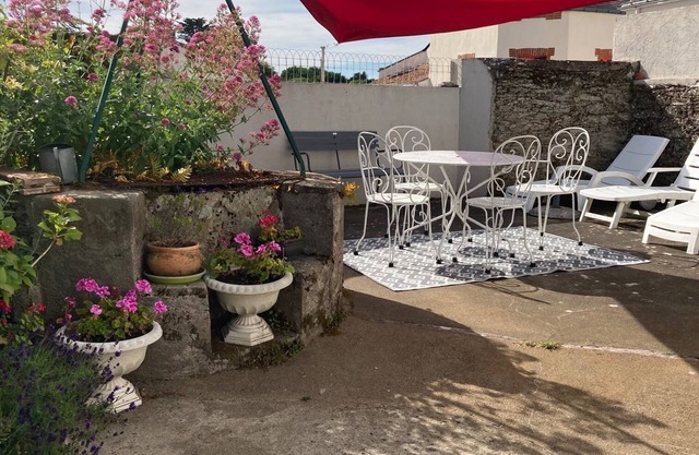 Family home with south-facing terrace/garden, near castle and old port