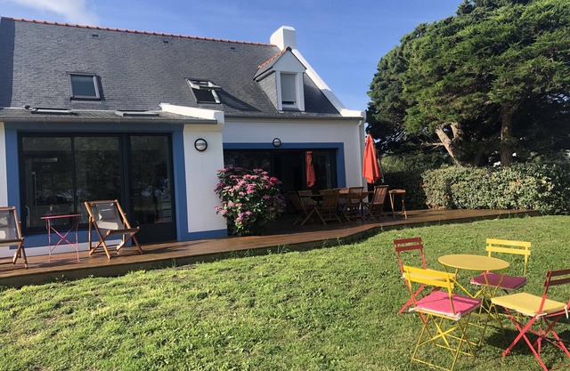 Family house/5 bedrooms/large garden/close to Donnant beach