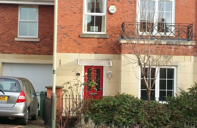 Family house 6 bedrooms, 3 bathrooms by GCHQ for 6 people only !
