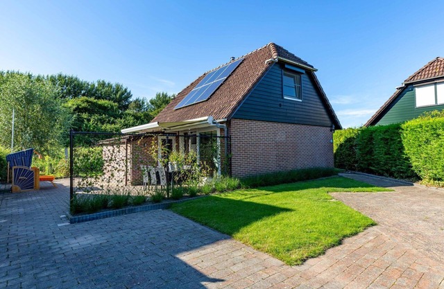 Family house, close to the beach and Lake Veere, garden where children can play