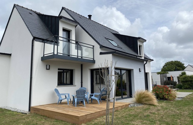 FAMILY HOUSE CLOSE TO THE SEA