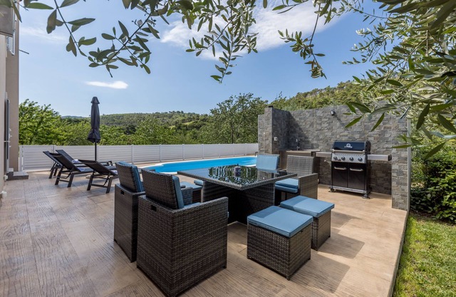 Family house -Villa with heated pool and big garden