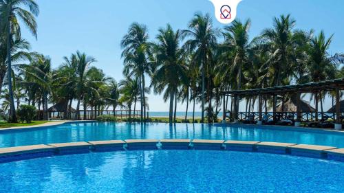 Family House with Pool 10 min airport